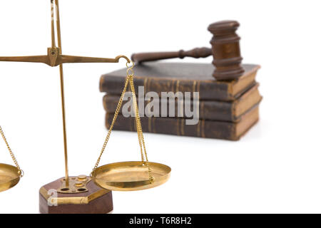 Rechtliche Konzept mit Waage der Gerechtigkeit, Hammer und alte Bücher Stockfoto