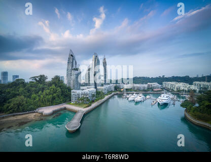 KEPPEL BAY, Singapur - ca. März 2019: Panoramablick Luftaufnahme der Luxus waterfront Wohnanlage Reflexionen an der Keppel Bay und den Yachthafen. Stockfoto