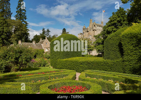 CAWDOR, Nairn, Schottland, Großbritannien - 07 August 2017: Cawdor Castle durch seine wunderschönen Gärten in der Nähe von Inverness, Schottland umgeben Stockfoto