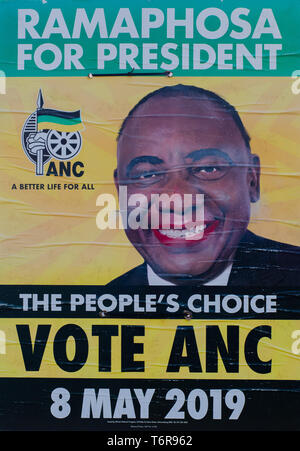 Dieses 2019 ANC allgemeine Wahlplakat in Durban hatten Passanten schmunzelt bei extremen Präsident Cyril Ramaphosa's Umarbeitung durch einige unbekannte Straße Joker. Stockfoto