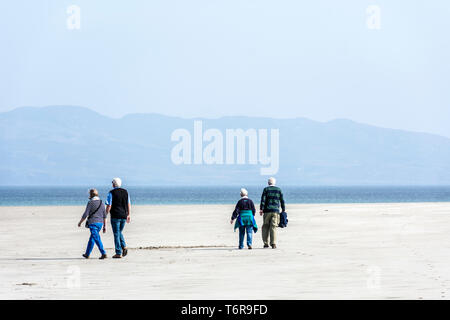 Zwei ältere Paare am Strand wandern, County Donegal, Irland Stockfoto