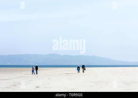 Zwei ältere Paare am Strand wandern, County Donegal, Irland Stockfoto