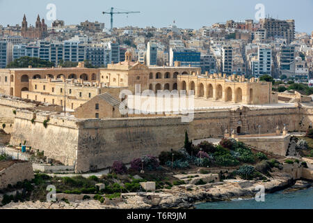 Das historische Fort Manoel mit Das moderne Apartment Blocks von Sliema im Hintergrund. Dieser Stern fort wurde vom Orden des Hl. Johannes in der 18. C Stockfoto