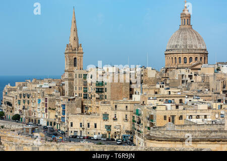 Die Kuppel der Basilika Unserer Lieben Frau auf dem Berg Karmel und den Glockenturm von St. Paul's-Kathedrale dominieren den Blick auf Valletta nördlichen Ufer Stockfoto