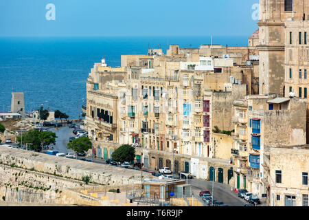 Zu den traditionellen maltesischen Häuser mit Ihren bunten Holzbalkonen und verzierten Kalkstein Fassaden Linie Triq Marsamxett in Valletta. Stockfoto