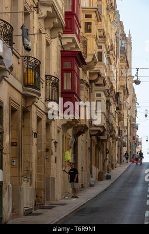 Zu den traditionellen maltesischen Häuser in Valletta mit ihren pulsierenden, geschlossenen Holz Balkone (galleriji) und Kalkstein Fassaden Stockfoto