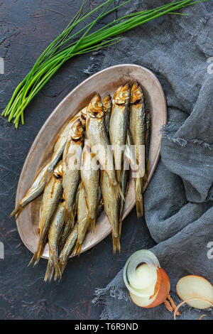 Ostseehering am Platter, grüne und weiße Zwiebeln. Stockfoto