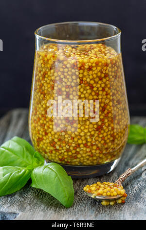 Senfsauce mit Körnern in einem Glas. Stockfoto