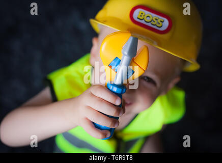 Kleiner Junge verkleidet als Vorarbeiter Builder Stockfoto