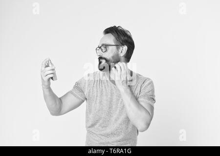 Man bärtige stattlichen Halten Sie Flasche Parfüm. Tragen Parfüm ist Verbesserung der Stimmung. Wie wählen Sie Parfüm für Männer nach Anlass. Stellen Sie sicher, dass der Geruch frisch den ganzen Tag. Erstaunliche Vorteile bei der Verwendung von Parfum. Stockfoto