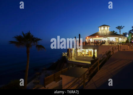 Beach Bar in der Nacht, Leute sitzen Hohe Terrasse mit Blick auf das Mittelmeer, Benalmadena, Andalusien, Spanien Stockfoto