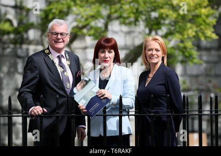 Kultur Minister Josefa Madigan (Mitte) mit dem Präsidenten der Law Society Patrick Dorgan (links) und der stellvertretende Generaldirektor Maria Keane als Gesetz Gesellschaft von Irland starten ein neues Stück der Forschung mit dem Titel "Scheidung in Irland der Fall für die Reform" in Dublin. Stockfoto