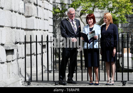 Kultur Minister Josefa Madigan (Mitte) mit dem Präsidenten der Law Society Patrick Dorgan (links) und der stellvertretende Generaldirektor Maria Keane als Gesetz Gesellschaft von Irland starten ein neues Stück der Forschung mit dem Titel "Scheidung in Irland der Fall für die Reform" in Dublin. Stockfoto