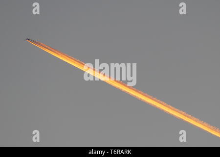 Ein kommerzielles Flugzeug bahnt einen Weg durch einen klaren Himmel über Malta. Bild von Adam Alexander/Alamy Stockfoto