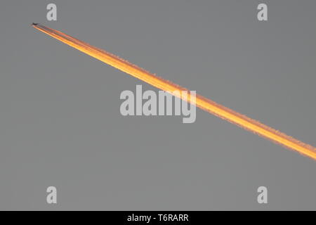 Ein kommerzielles Flugzeug bahnt einen Weg durch einen klaren Himmel über Malta. Bild von Adam Alexander/Alamy Stockfoto