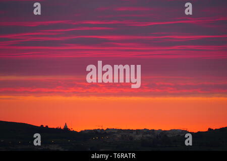 Einen schönen Sonnenuntergang auf der Insel Gozo im Mittelmeer. Bild von Adam Alexander Stockfoto