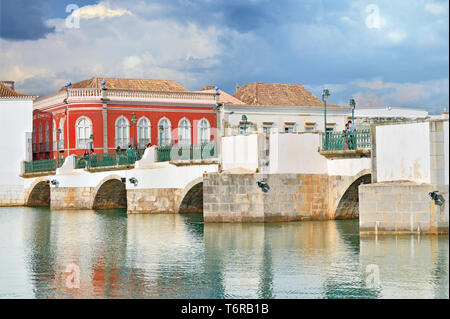 Seitenansicht der romanischen Brücke über den ruhigen Fluss und historischen Gebäuden Stockfoto