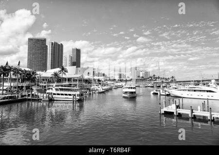Miami, USA - 29. Februar 2016: Hafen der Stadt oder Hafen mit hohen Gebäuden und Piers mit Schiffen Schiffen auf See Wasser Oberfläche oder Vertäue an einem sonnigen Tag auf blauen Himmel Stockfoto