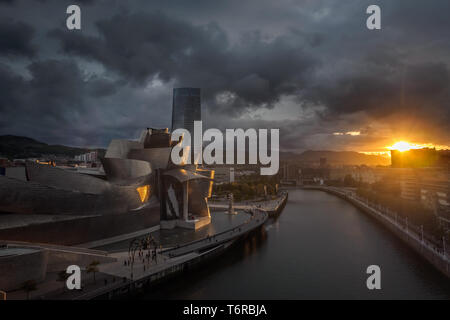 In der Nähe von Guggenheim Museum Bilbao Riverside bei Sonnenuntergang, Blick von La Salve Brücke Stockfoto