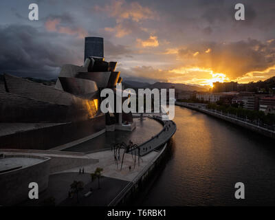 In der Nähe von Guggenheim Museum Bilbao Riverside bei Sonnenuntergang, Blick von La Salve Brücke Stockfoto