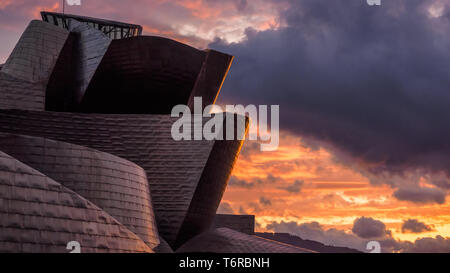 In der Nähe von Guggenheim Museum Bilbao Riverside bei Sonnenuntergang, Blick von La Salve Brücke Stockfoto