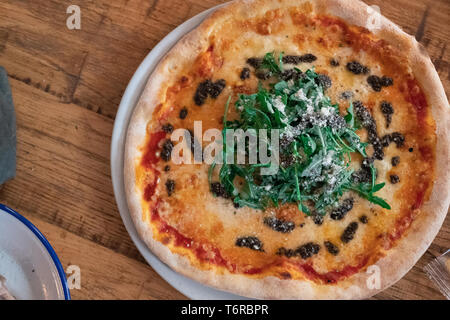 Stein Pizza mit provolone Käse, tartufata und Rucola Stockfoto