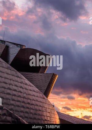 In der Nähe von Guggenheim Museum Bilbao Riverside bei Sonnenuntergang, Blick von La Salve Brücke Stockfoto