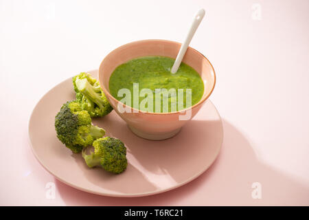 Hausgemachte Gemüse Babynahrung. Broccoli pürieren für Baby Stockfoto