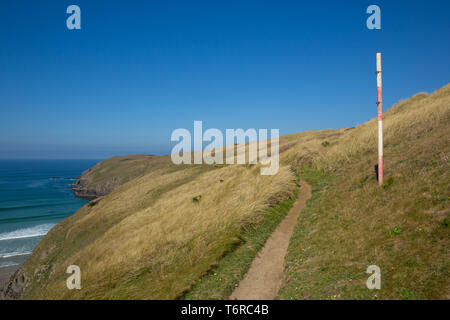 South West Coast Path zeichen Perranporth zu Holywell Bay, North Cornwall England Großbritannien Stockfoto