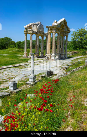 Die monumentale Gateway oder tetrapylon. In Aphrodisias römische Überreste, Weltkulturerbe der UNESCO, den Westen der Türkei Stockfoto