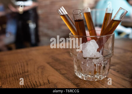 Schuß von candy Wodka in der Glasröhre Stockfoto