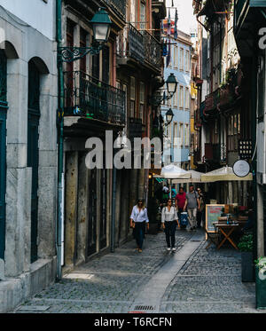 Porto, Portugal - April 28, 2019: schmale Gasse in der Altstadt von Porto Stockfoto