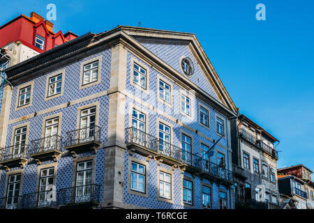 Traditionelle historische Fassade in Porto mit blauen Kacheln, Portugal eingerichtet. Stockfoto