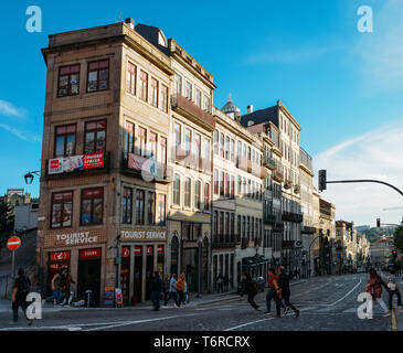 Porto, Portugal. April 29, 2019: Schmale Häuser in der Altstadt, Porto, Portugal Stockfoto