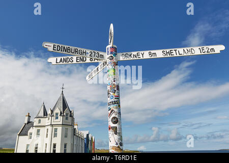 JOHN O'GROAT'S, Schottland - August 08 2017: Britains Lands End sign an John O'Groats in Schottland mit blauem Himmel und Ozean und Gras im Hintergrund. Hat Stockfoto