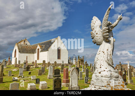 CAITHNESS, Schottland, UK - August 08, 2017: Friedhof von canisbay Kirche, der Nördlichste Pfarrkirche auf dem schottischen Festland, in der Nähe von John O' Groats Stockfoto