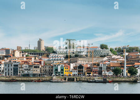 Porto, Portugal - April 28, 2019: Bars und Restaurants Altstadt Skyline von Vila Nova de Gaia aus über den Fluss Douro Stockfoto