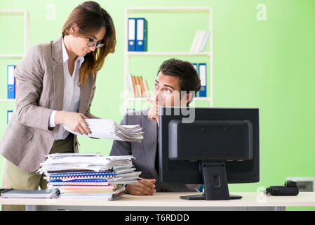 Man Mitarbeiter leiden unter übermäßiger Arbeit Stockfoto