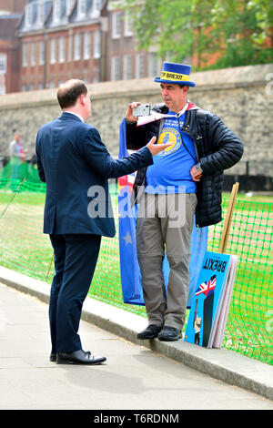 Charlie Elphicke MP (Con: Dover) im Interview mit Steve Bray, Anti-Brexit-Protestler, über College Green, Westminster, London Stockfoto