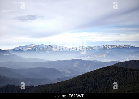 Winterlandschaft in den Bergen bei Sonnenaufgang mit bewölktem Himmel. Ukraine, Karpaten, den Grat Svidovets Stockfoto