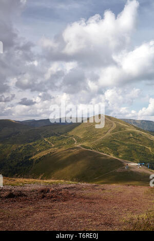 Morgen in Svidovets Täler, Karpaten. In der Ukraine. Herbst Landschaft mit Hügeln, Wege und Gipfel am Horizont Stockfoto