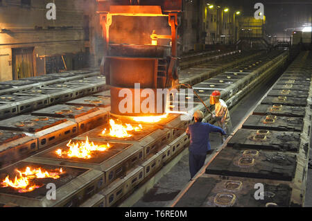 Produktion von Metallkomponenten in einer Gießerei - Gruppe der Arbeitnehmer Stockfoto