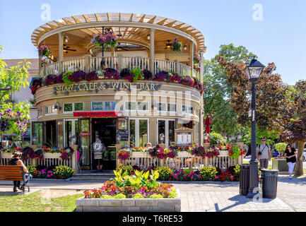 Niagara-on-the-Lake, Ontatio, Kanada - Juni 14, 2018: ein berühmtes Restaurant, in der Queen Street entfernt, ist ein edler Wein Bar und Café, voller Farben. Stockfoto