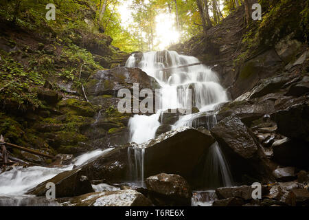 Wasserfall Shypit auf borschawa, Pylypets Dorf auf der Karpaten. In der Ukraine. Europa. Erstaunliche Wasserfall der Welt im Herbst Wald. Schönheit der Welt. Stockfoto