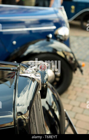 Nahaufnahme der verchromten und roten Motorhaube mit der Nummer 8 (Haube) auf einem klassischen Oldtimer von Morris 8 bei der Veranstaltung der 40er Jahre in Worcestershire, Großbritannien. Stockfoto
