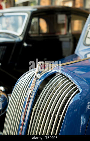 In der Nähe von Union Jack Motorhaube (Haube) Ornament und Frontgrill von klassischen, Vintage Motor Car, poliert und auf Anzeige an der 1940er Veranstaltung, UK. Stockfoto