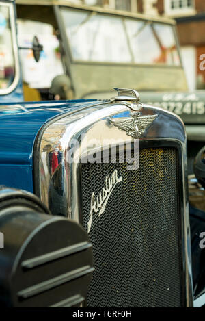 Detailed close-up, front view of old, classic, vintage Austin motor car showing Austin Motor Company emblem on front radiator grille & bonnet ornament. Stockfoto