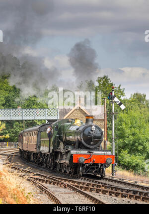 Vorderansicht Nahaufnahme von puffing vintage UK Dampfzug verlassen die ländlichen Highley vintage Station, Severn Valley Railway Heritage Line, in der Frühlingssonne. Stockfoto