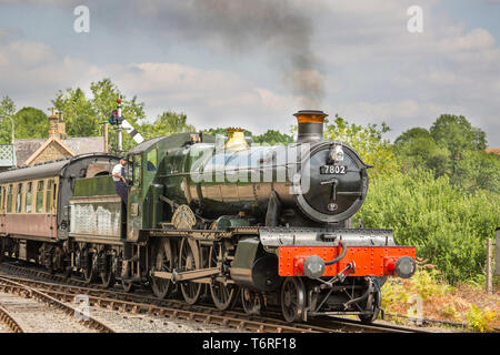 Detaillierte, Nahaufnahme Vorderansicht des Vintage UK Dampf Zug, ländliche Station, auf den Severn Valley Railway Heritage Line, an einem sonnigen Sommer. Stockfoto