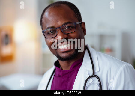 Medizinische Wissenschaftler Gefühl nach erfolgreicher Arbeit zufrieden Stockfoto